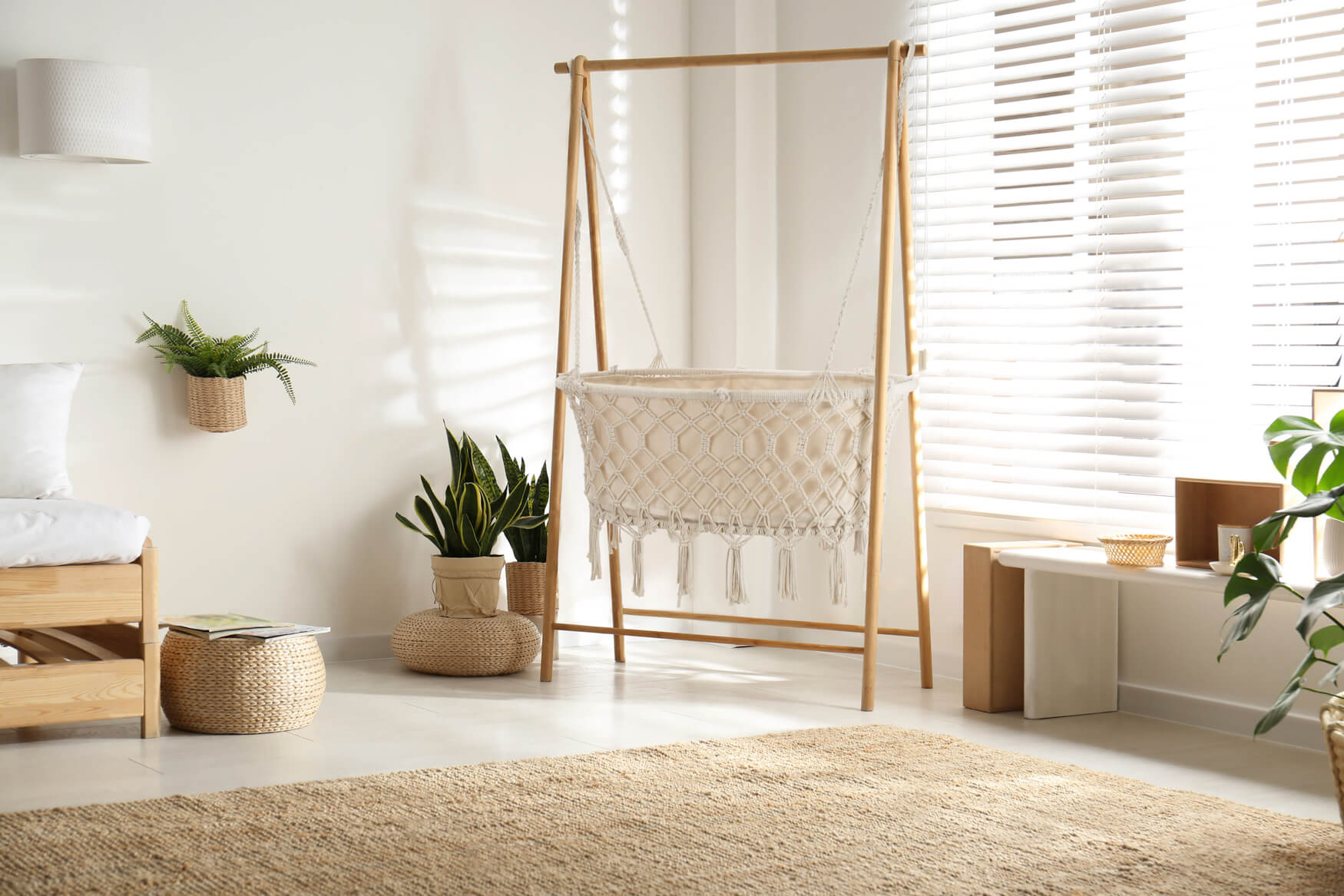 Hochwertige Produktfotografie einer stilvollen Babywiege in einem hellen und freundlichen Kinderzimmer. Perfekte Produktpräsentation für Ihren Online-Shop oder Katalog.