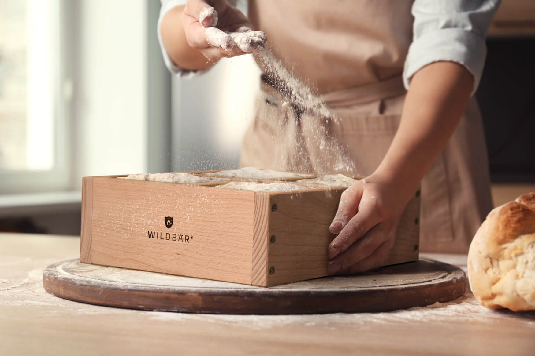 Ein ansprechendes Lifestyle-Foto präsentiert einen Backrahmen für hausgemachtes Brot. Unsere Produktfotografie unterstreicht die Freude am Backen und inspiriert dazu, köstliche Brotvariationen selbst zu kreieren.