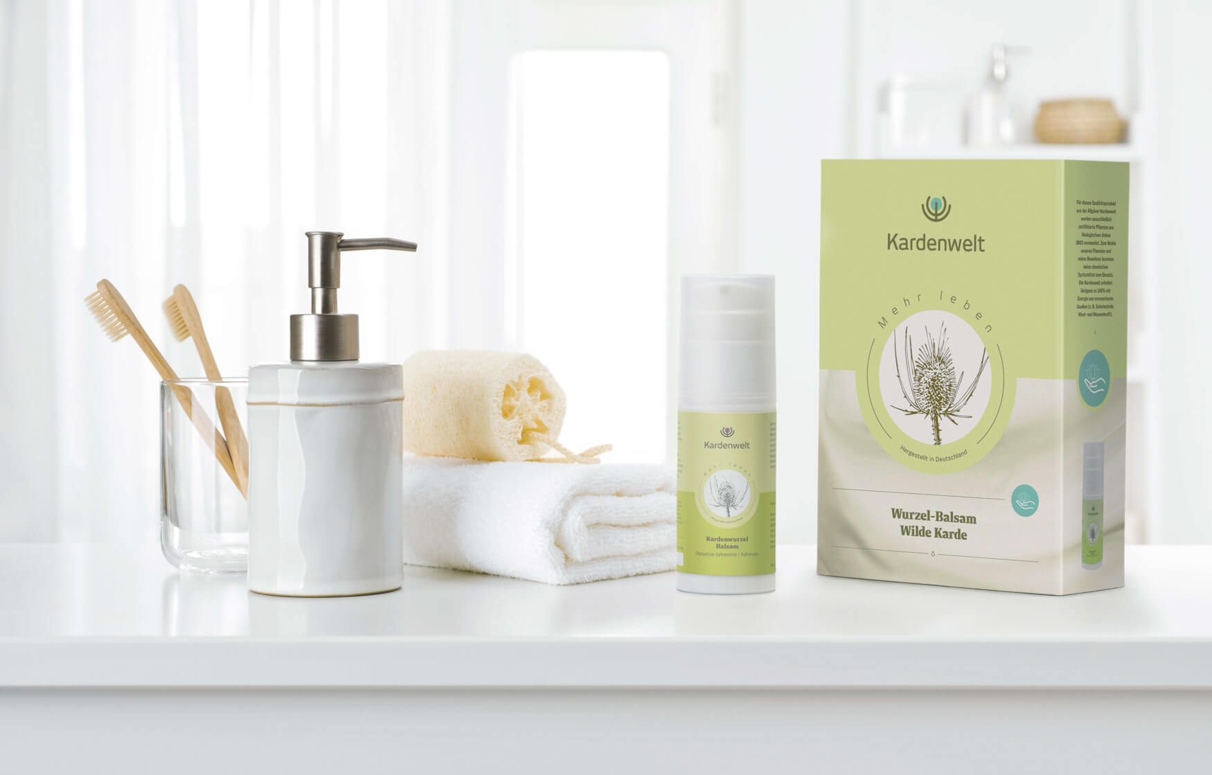 Hochwertige Produktfotografie einer luxuriösen Creme in einem hellen und freundlichen Badezimmer. Perfekt für die Darstellung von Kosmetikprodukten und professionelle Werbefotografie.