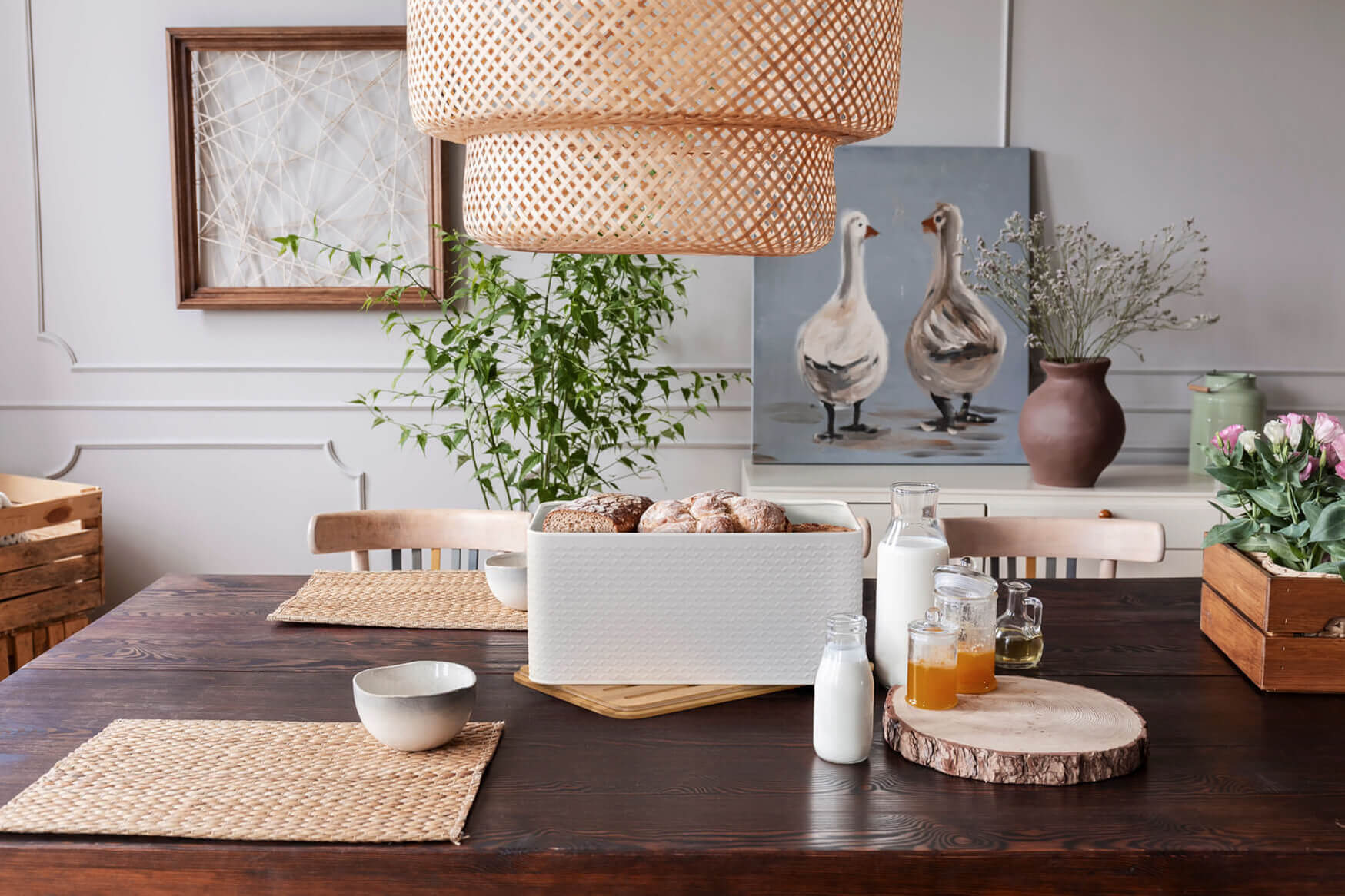 Ein charmantes Lifestyle-Foto präsentiert einen Brotkasten auf einem Esszimmertisch. Unsere Produktfotografie fängt die warme Atmosphäre des Zuhauses ein und lädt dazu ein, köstliches, frisches Brot in gemütlicher Umgebung zu genießen.