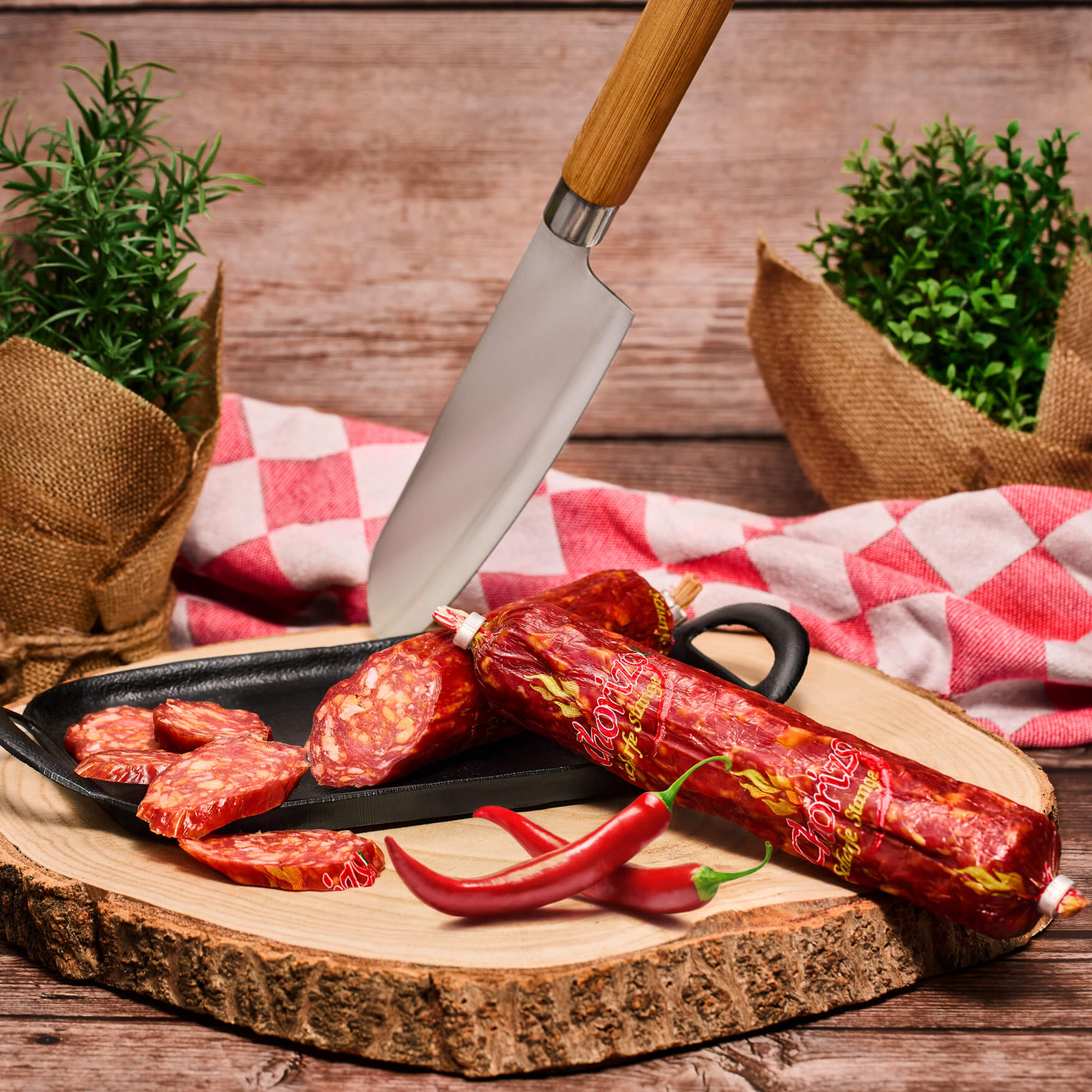 Hochwertige Produktfotografie einer scharfen Chorizo-Salami, platziert auf einem rustikalen Holzbrett. Perfekt für die Darstellung von Lebensmitteln und professionelle Produktfotografie. Authentische Aufnahme für Ihre Produktpräsentation.