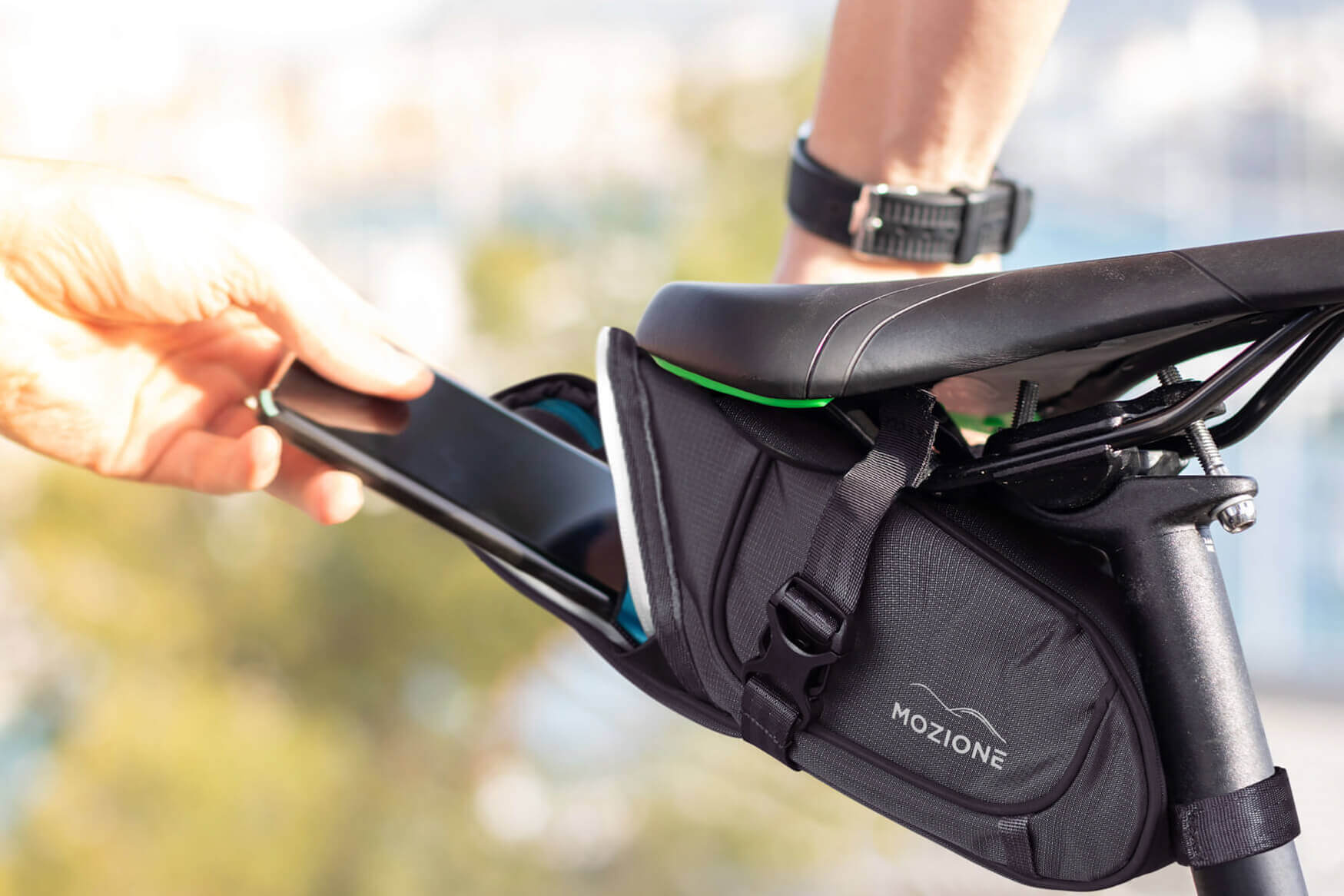 Ein dynamisches Werbefoto einer Fahrradsatteltasche, präsentiert mit innovativem Design und hoher Funktionalität. Unsere Produktfotografie hebt die Vielseitigkeit und Langlebigkeit dieser Satteltasche hervor, die perfekt für Fahrradfahrer geeignet ist, die ihre Ausrüstung sicher und bequem transportieren möchten.