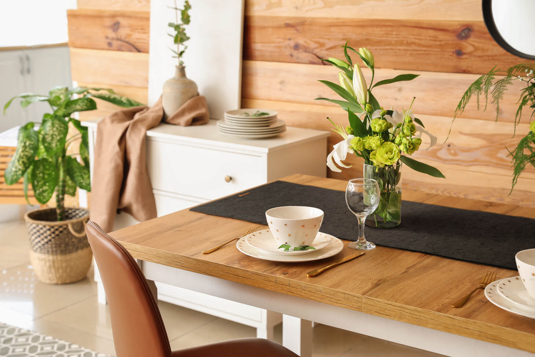 Ein stilvolles Werbefoto einer Filztischdecke, präsentiert mit modernem Design und hoher Qualität. Unsere Produktfotografie hebt die Eleganz und Funktionalität dieser Filztischdecke hervor, die perfekt für jeden Esstisch oder als dekoratives Element in Ihrem Zuhause geeignet ist.