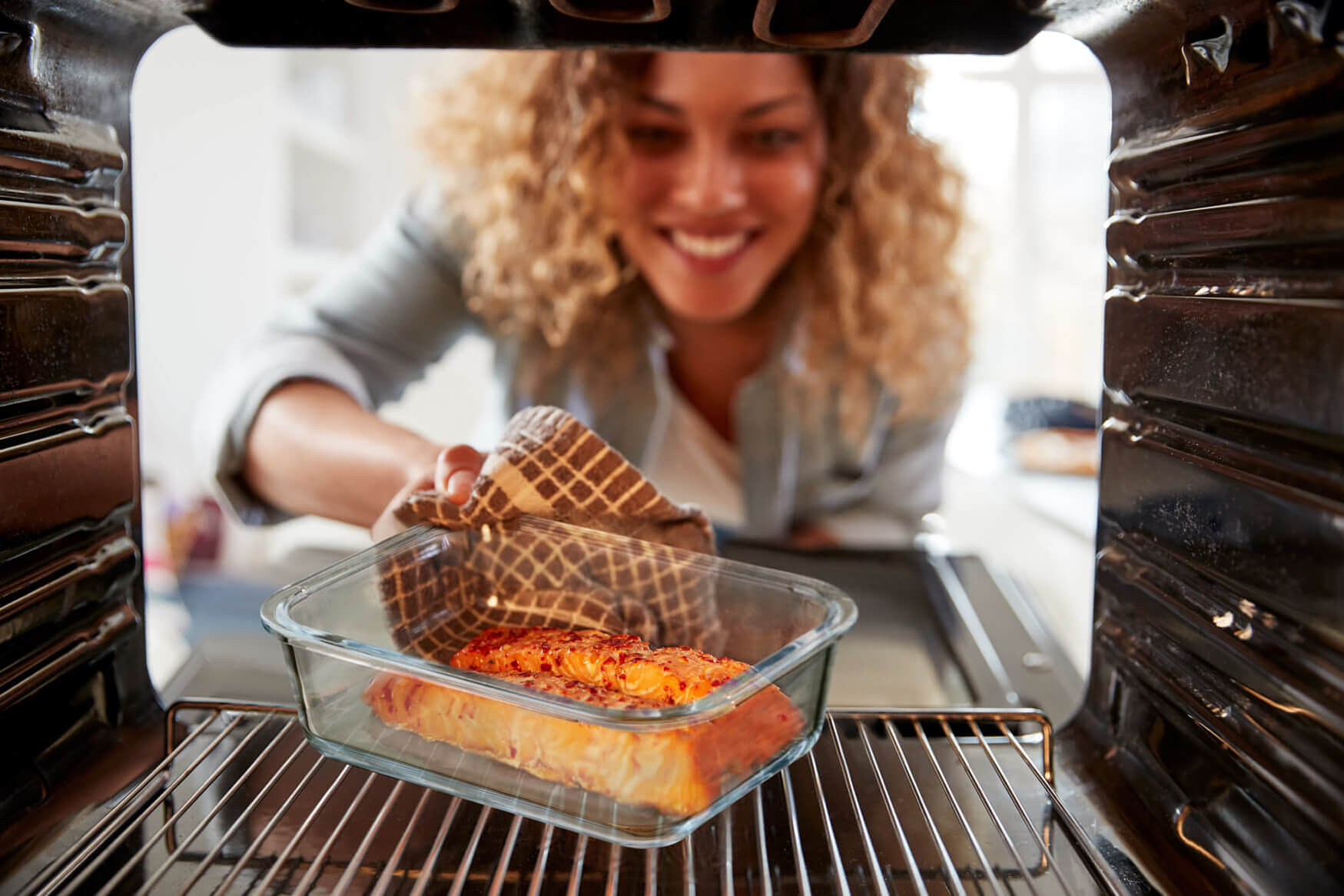 Ein ansprechendes Werbefoto einer Glasauflaufform, präsentiert mit zeitlosem Design und hoher Qualität. Unsere Produktfotografie hebt die Vielseitigkeit und Langlebigkeit dieser Auflaufform hervor, die perfekt für die Zubereitung einer Vielzahl von köstlichen Gerichten in der kueche geeignet ist.