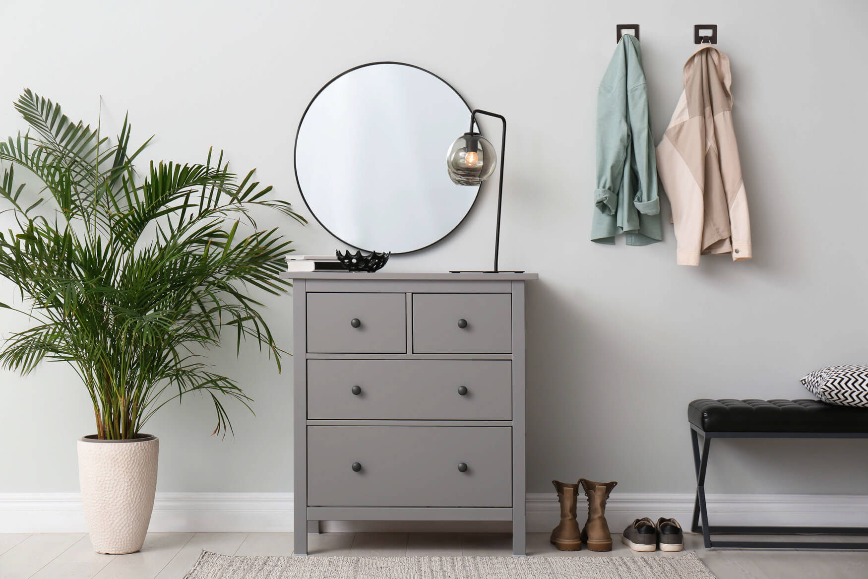 Elegante Fotografie eines zeitgemäßen Flurbereichs, wobei die Aufmerksamkeit auf stilvollen Kleiderhaken liegt. Perfekt geeignet, um hochwertige Einrichtungsaccessoires und funktionale Details hervorzuheben. Diese authentische Aufnahme ist ideal für Ihre Markenpräsentation und Innendesigninspiration.