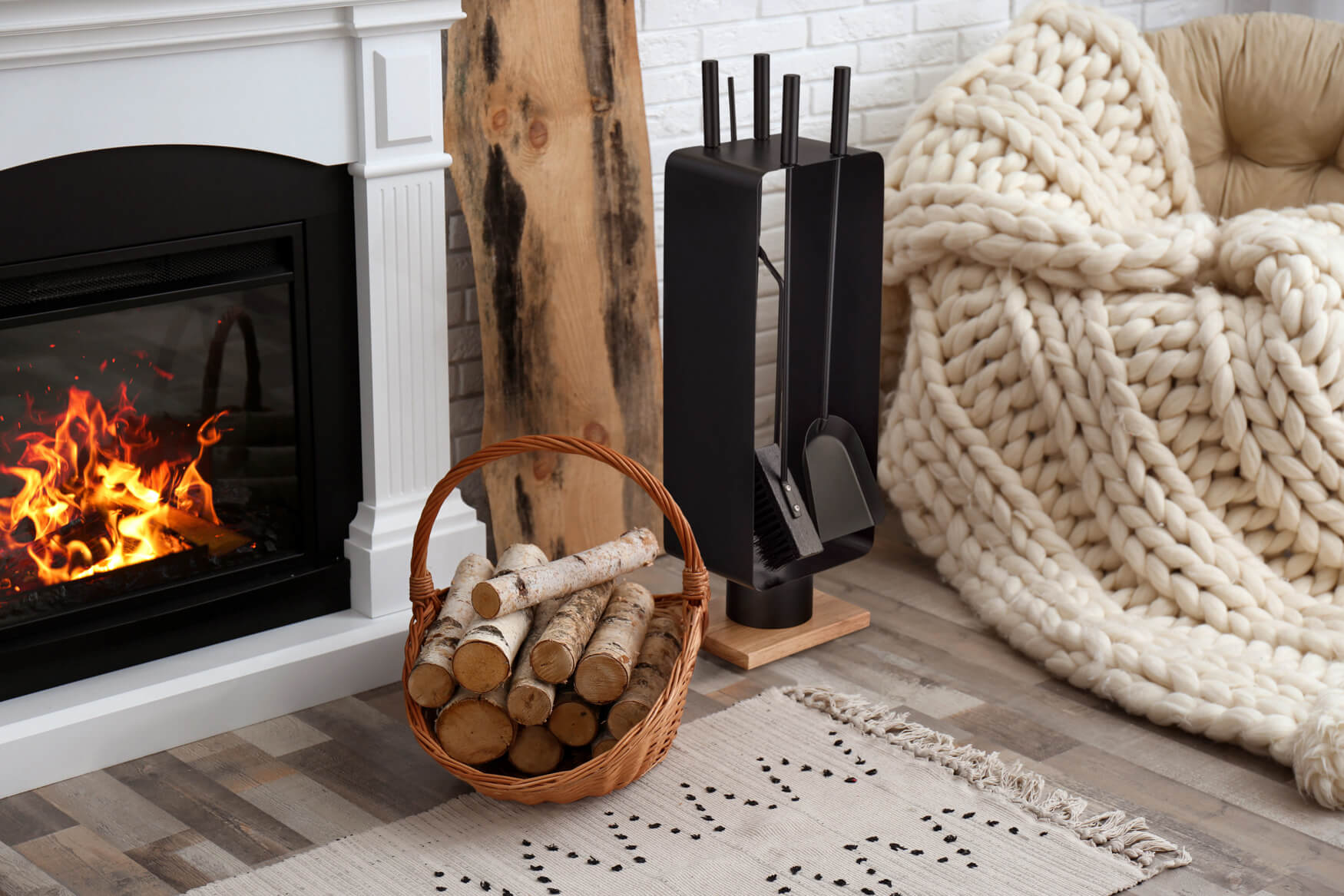 Kaminbesteck vor einem behaglichen Kamin – perfekt für kreative Wohnaccessoires und professionelle Produktpräsentationen