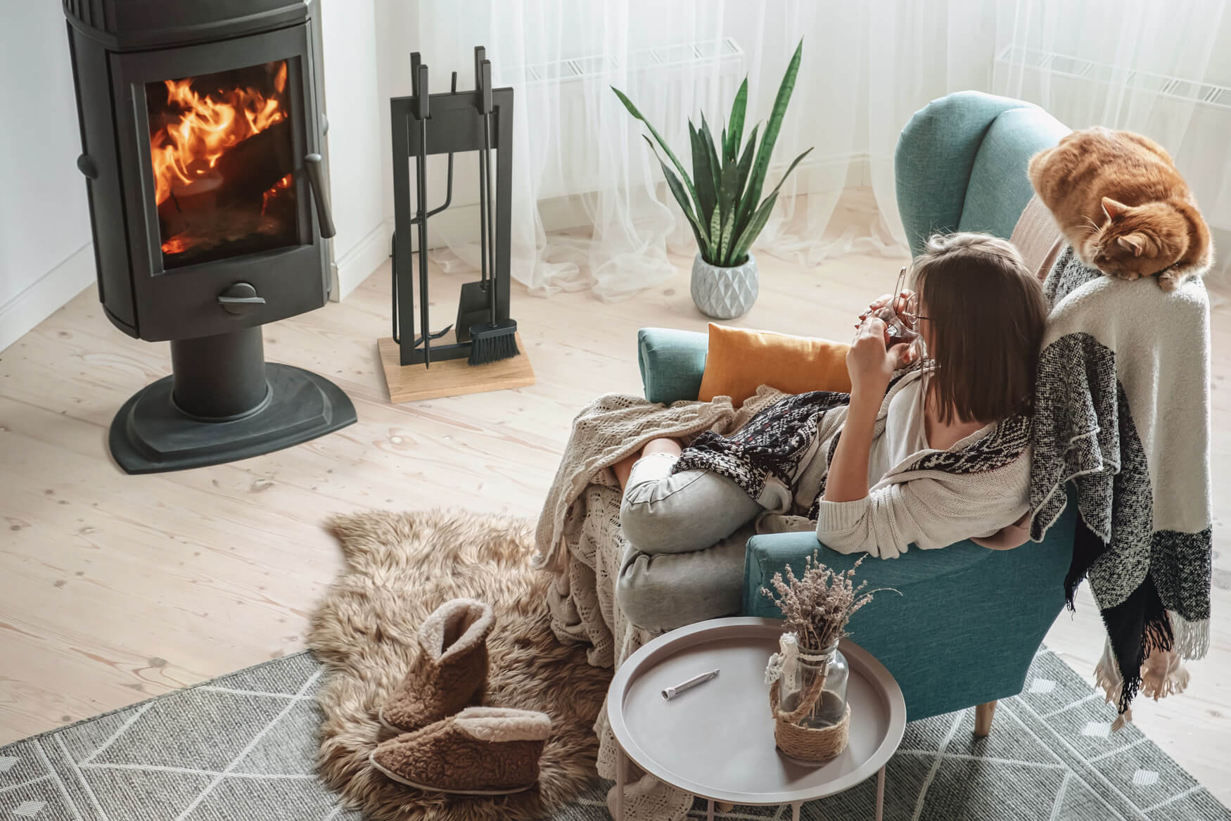 Kaminbesteck vor einem einladenden Kamin – für stilvolle Wohnkultur und gemütliche Atmosphäre.