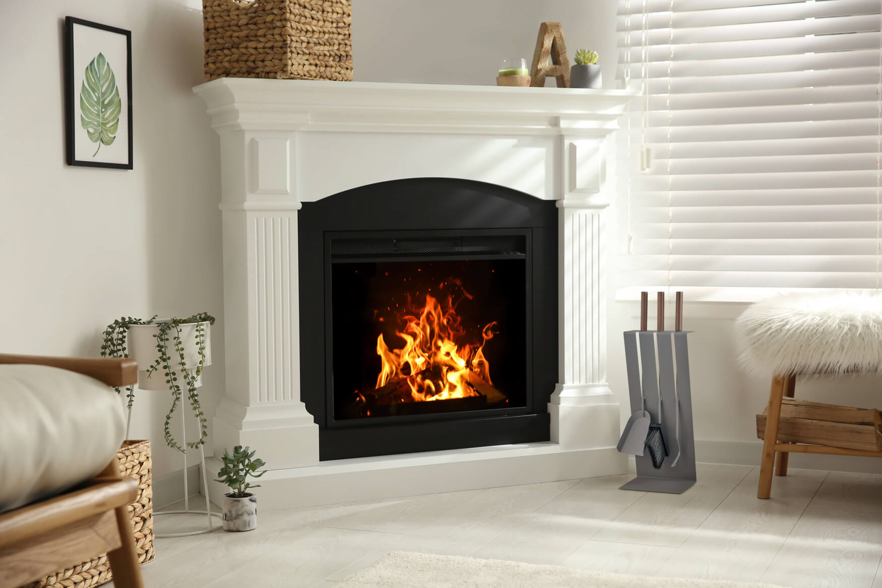 Kaminbesteck vor einem heimeligen Kamin – professionelle Produktfotografie für gemütliche Wohnambiente.