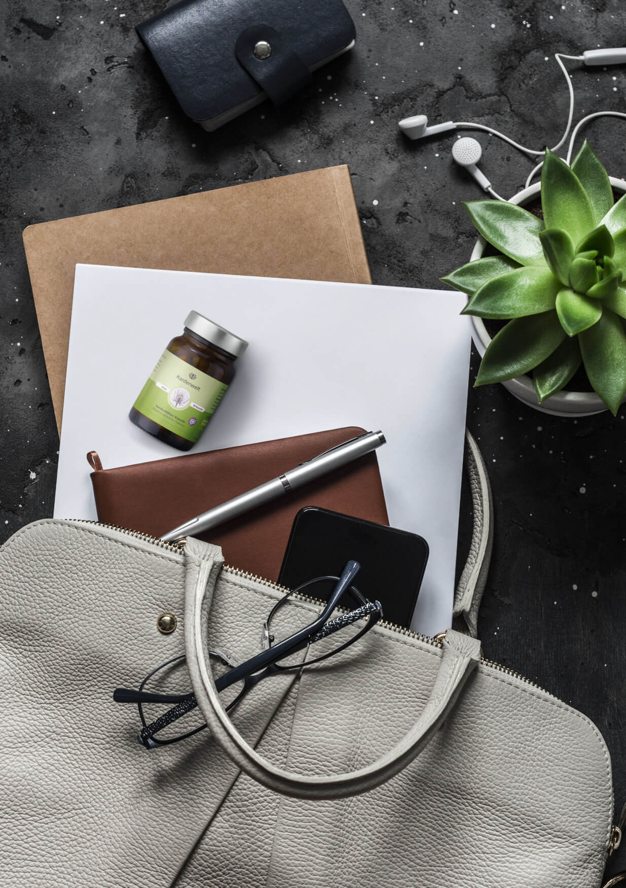 Pillendose in einer Arbeitstasche – ideal für professionelle Produktfotografie und E-Commerce-Präsentationen.