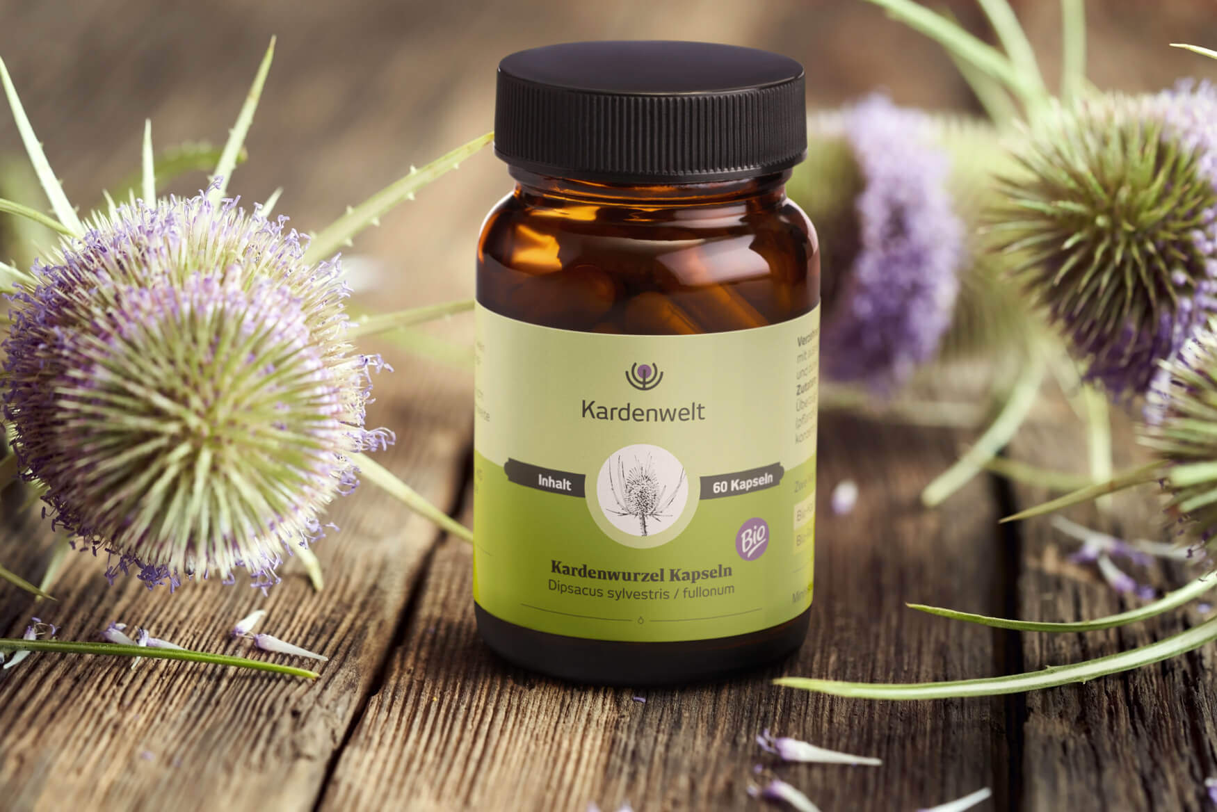 Tablettendose auf einem Holzbrett mit Kardenblüten – Perfekt für hochwertige Produktfotografie und Naturverbundenheit.