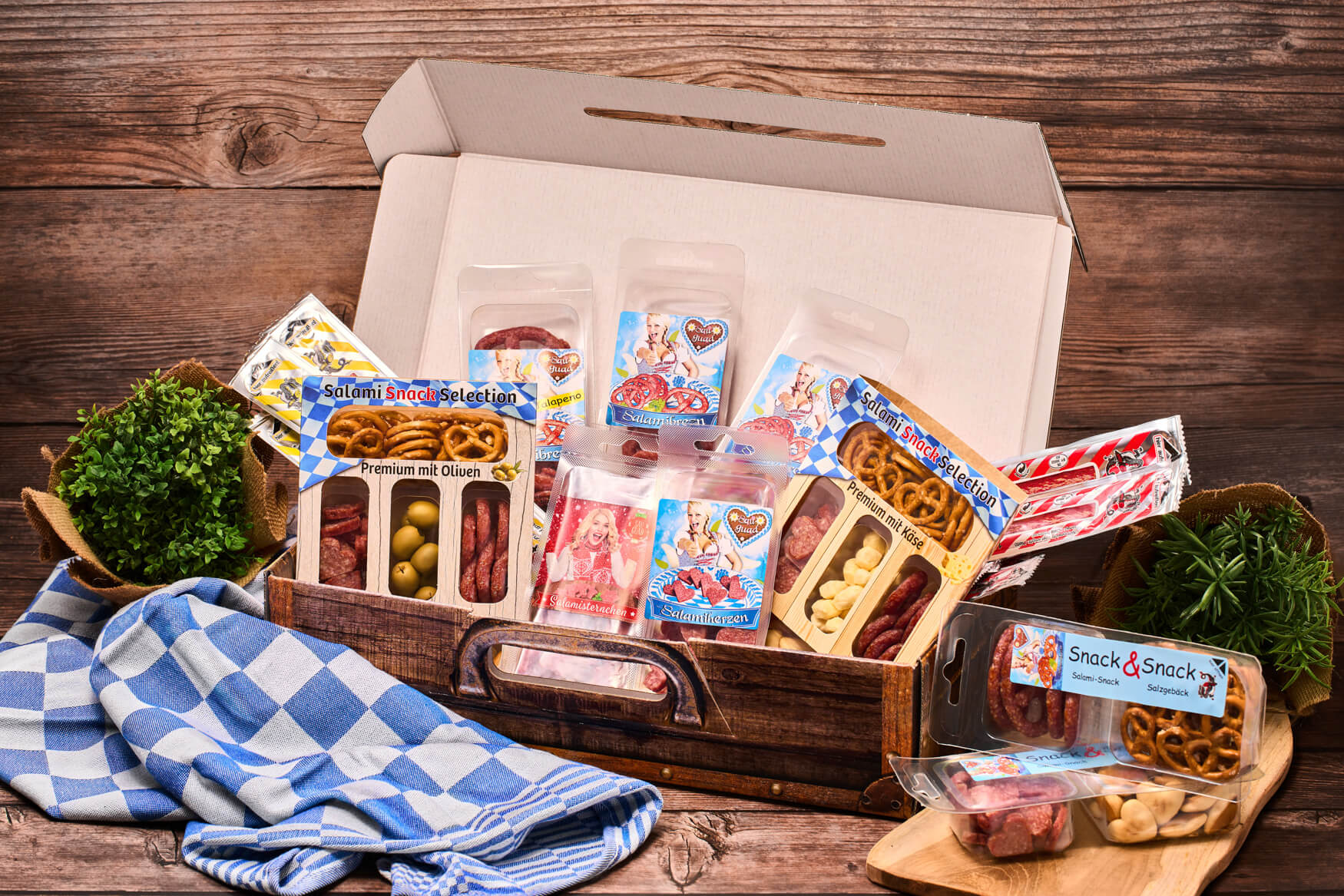 Präsentkoffer mit delikaten Salami und verlockenden Snacks.