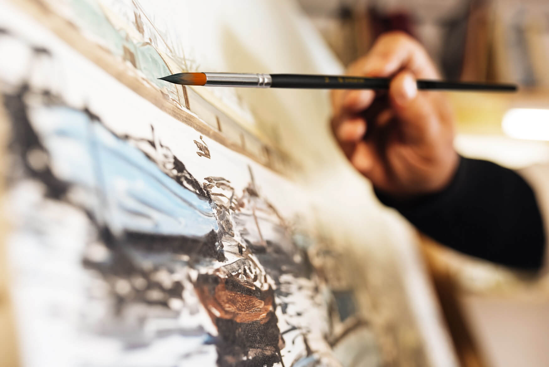 Künstlerpinsel beim Malen eines Bildes.