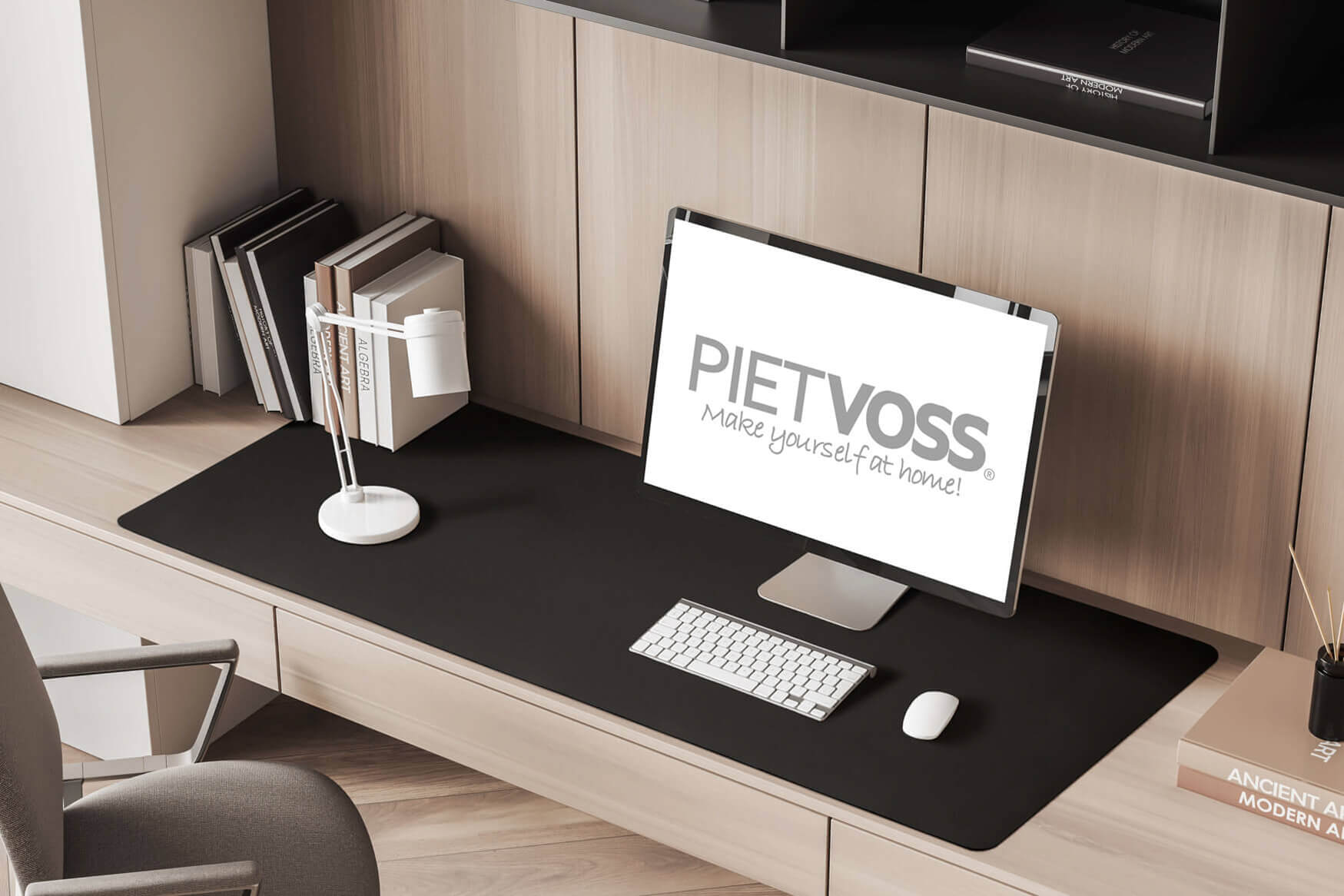 Ein elegantes Werbefoto einer Leder-Schreibtischunterlage, präsentiert mit zeitloser Eleganz und hoher Qualität. Unsere Produktfotografie hebt die Luxusausstrahlung und Funktionalität dieser Schreibtischunterlage hervor, die perfekt für ein stilvolles und organisiertes Arbeitsumfeld ist.