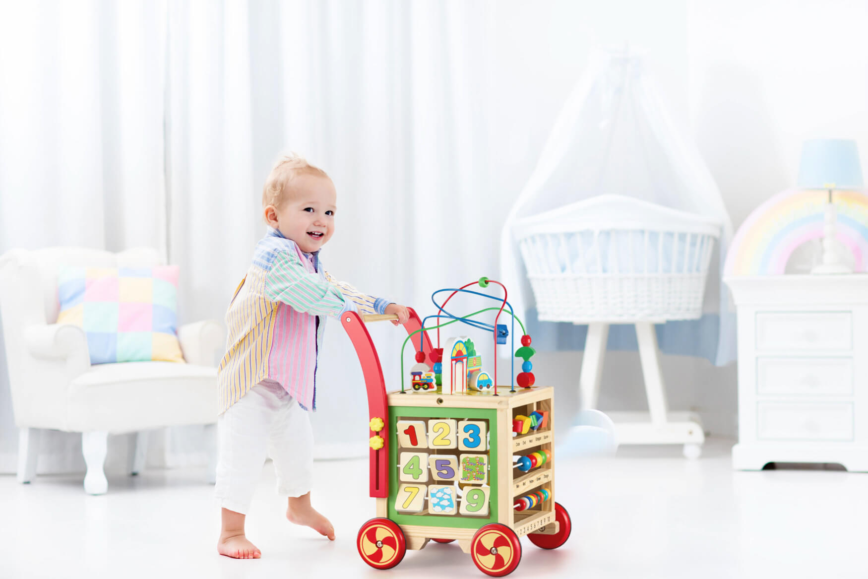 Kind läuft mit Lauflernwagen.