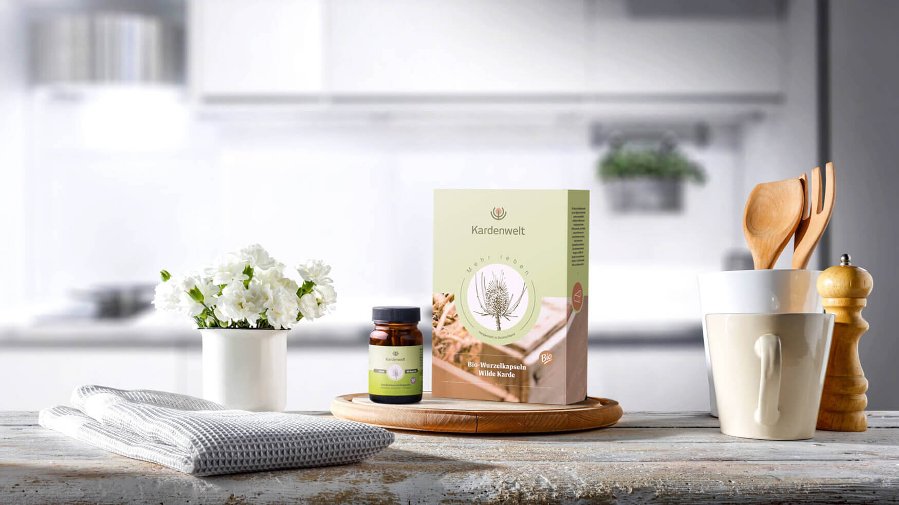 Ein inspirierendes Lifestyle-Foto präsentiert ein nahrungsergaenzungsmittel in einer modernen weißen kueche, umgeben von frischen Blumen. Unsere Produktfotografie betont die Natürlichkeit und Gesundheit dieses Supplements, das eine bereichernde Ergänzung zu Ihrem täglichen Lebensstil darstellt.