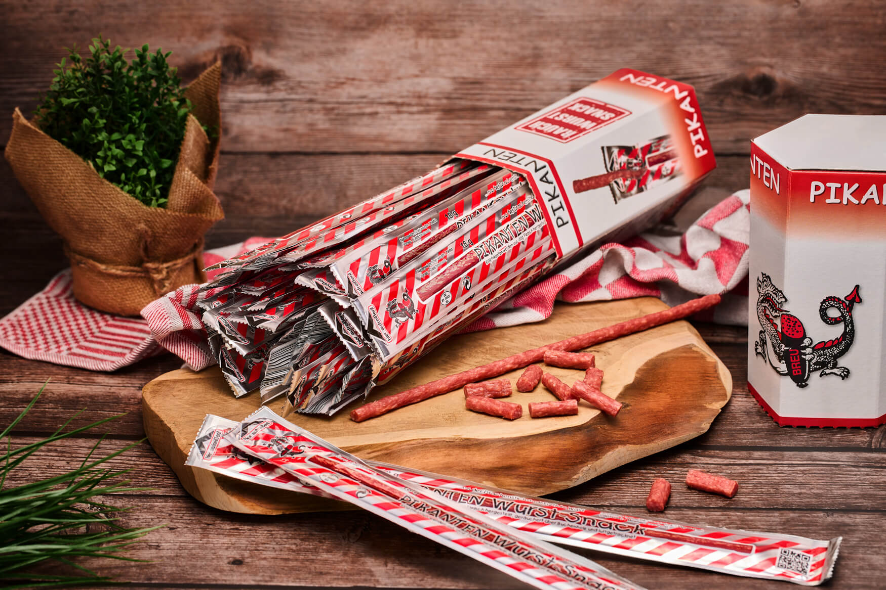 Salamistangen auf rustikalem Holz.