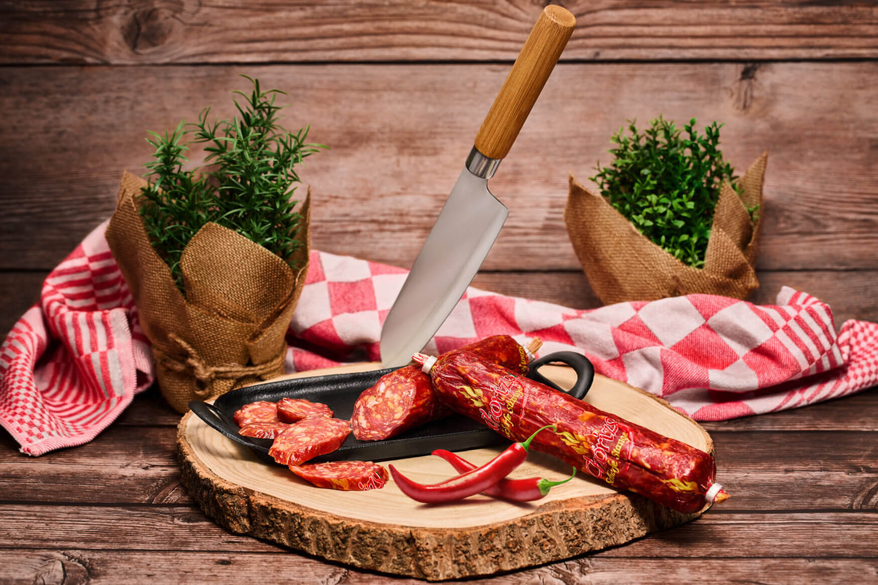 Ein verlockendes Werbefoto präsentiert pikanter Salami auf einer rustikalen Schiefertafel, neben Holz platziert. Unsere Produktfotografie fängt die köstliche Qualität und die handwerkliche Tradition dieser Delikatesse ein, die perfekt für Genießer und Feinschmecker geeignet ist.