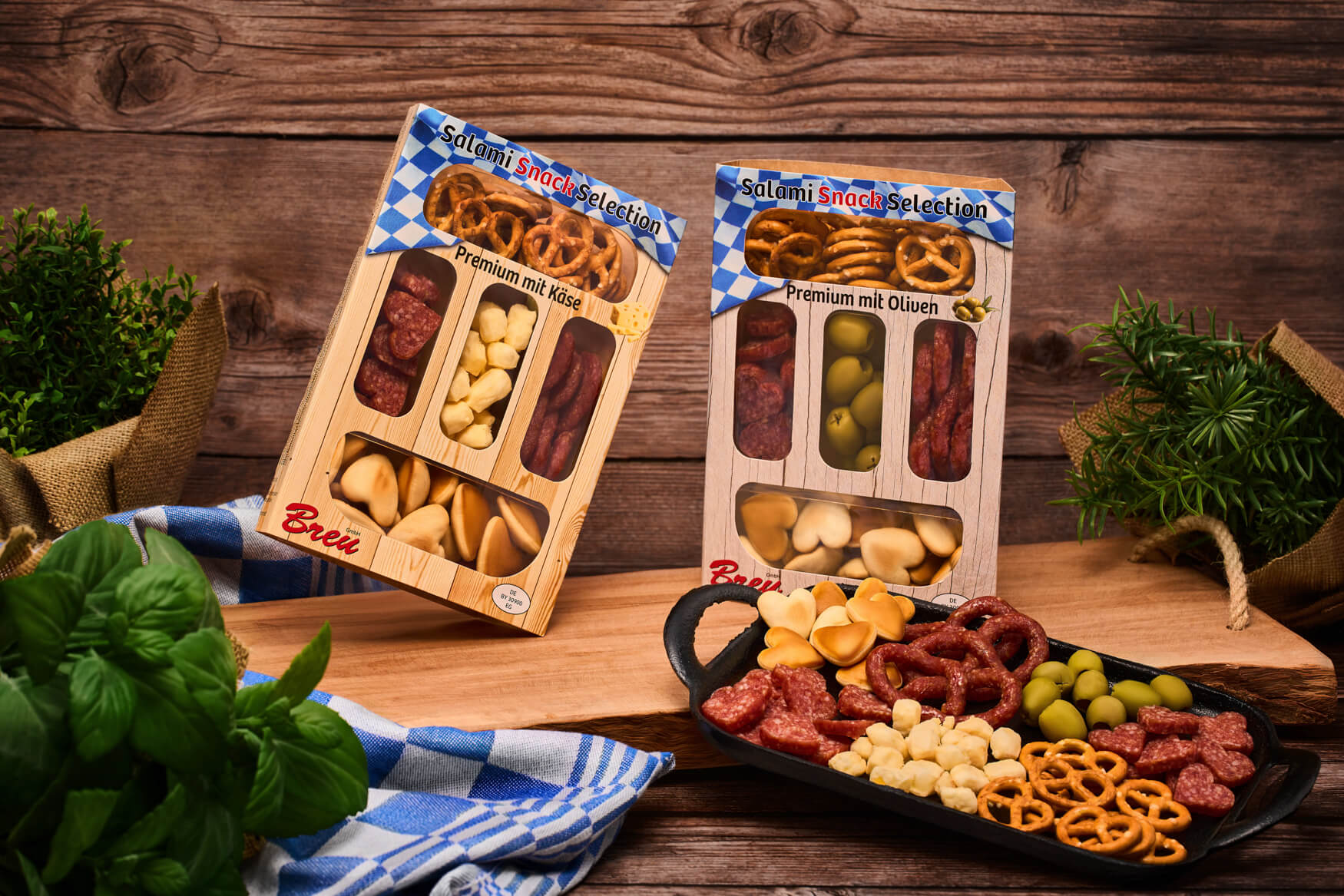 Salami-Snackverpackungen auf rustikalem Holzbrett.