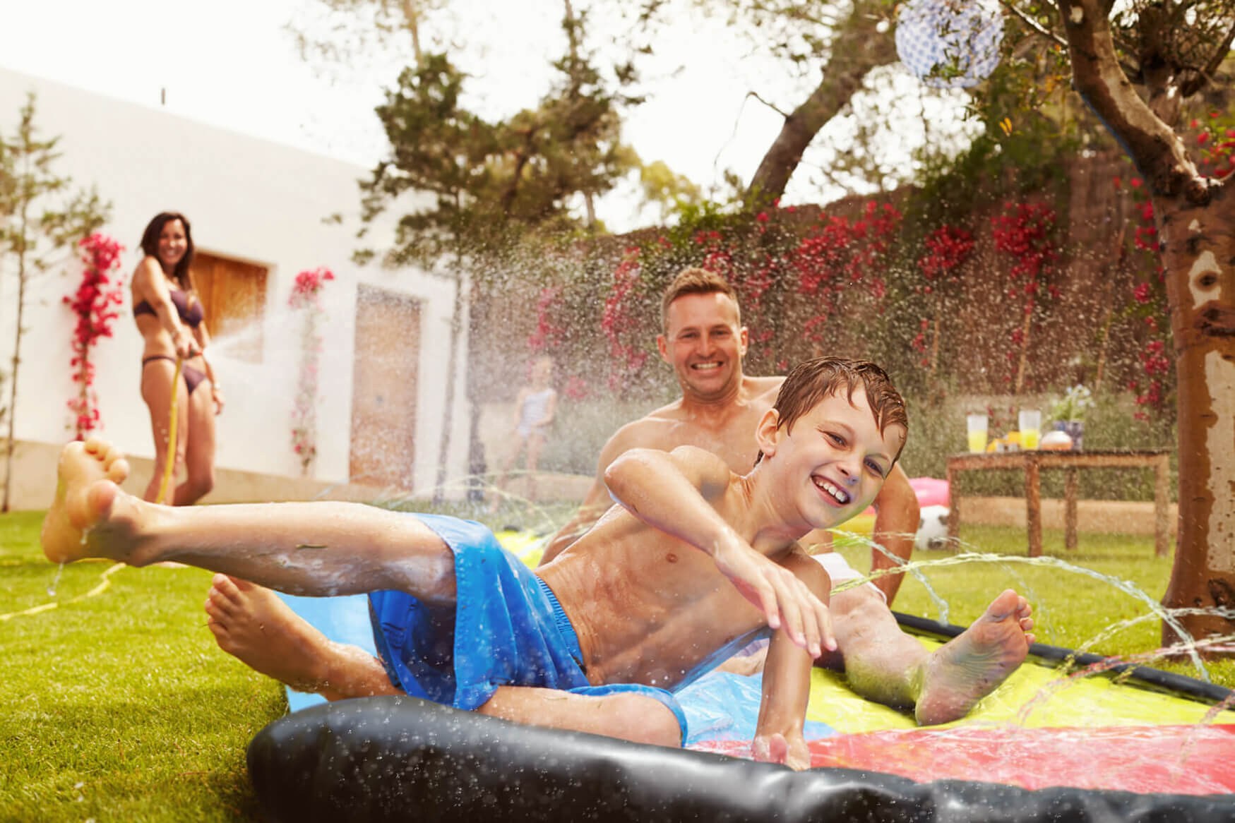 Ein mitreißendes Werbefoto zeigt eine Waterslide in vollem Betrieb, während die ganze Familie gemeinsam lacht und Spaß hat. Unsere Produktfotografie fängt die Begeisterung und das Gemeinschaftsgefühl dieses Wasserrutschens ein, der für unvergessliche Familienmomente steht.
