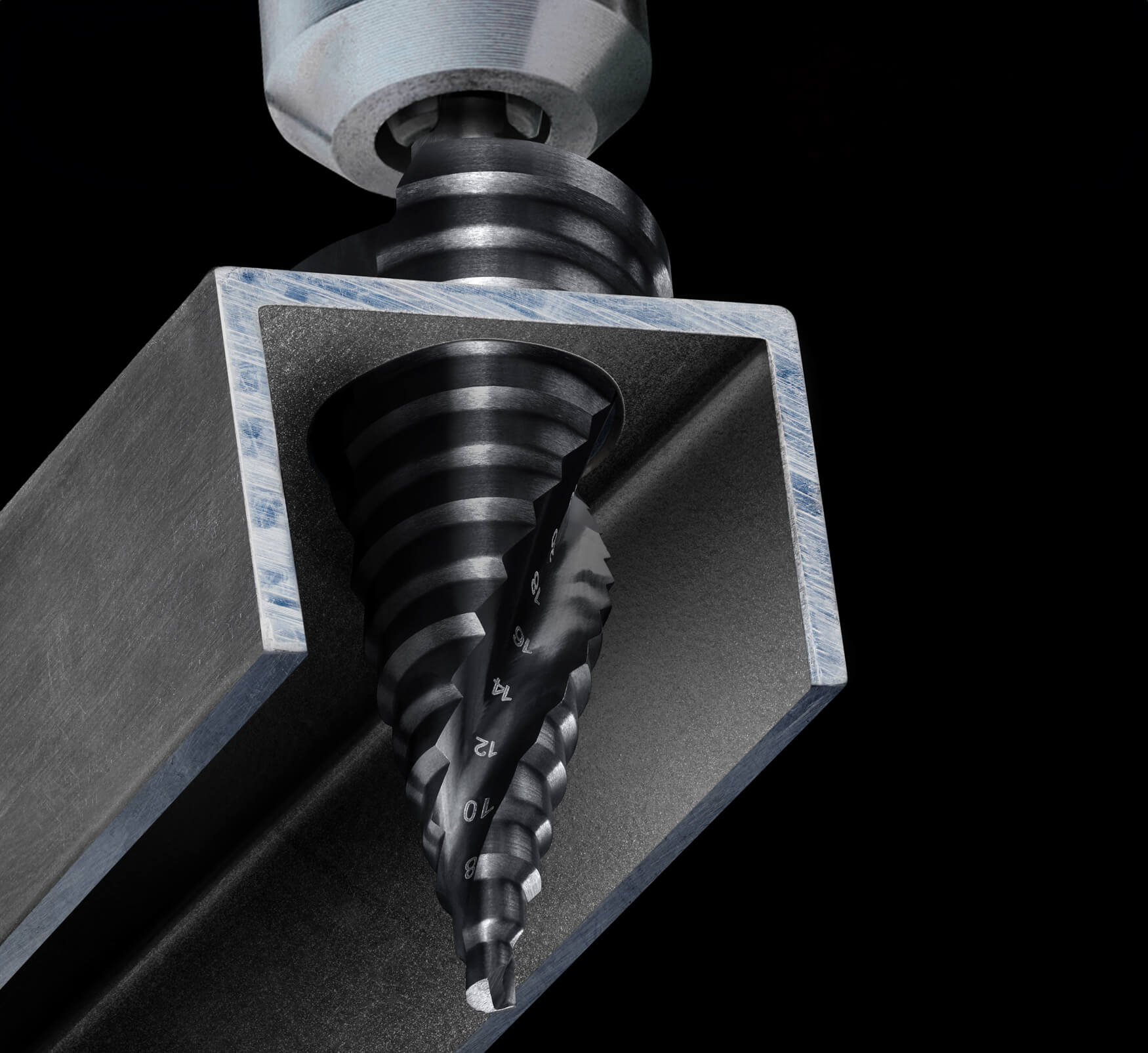 Stufenbohrer speziell für die Metallbearbeitung, ideal für präzises Bohren und das Erstellen verschiedener Lochdurchmesser in Metallwerkstücken.