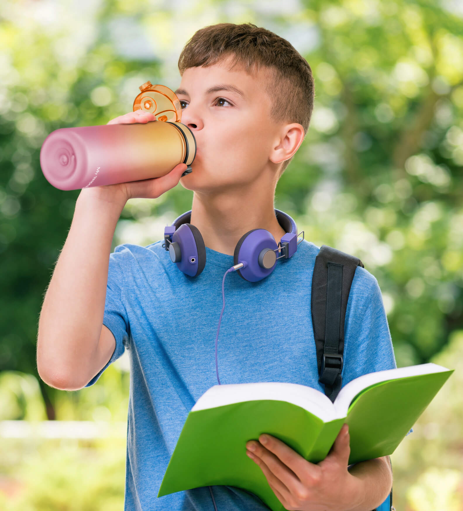 Ein Schulkind trinkt aus einer Trinkflasche, während es sich auf den Schulweg vorbereitet. Diese Szene vermittelt die Bedeutung von Hydratation und eine gesunde Lebensweise für Kinder.