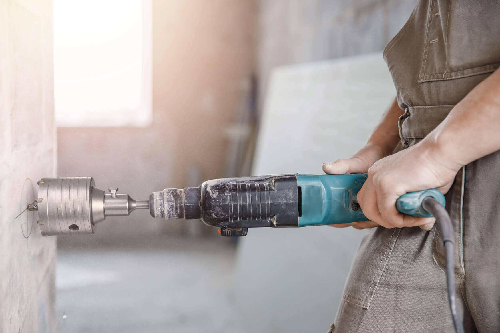 Ein beeindruckendes Werbefoto zeigt eine Diamantbohrkrone in Aktion mit einer Bohrmaschine. Unsere Produktfotografie fängt die Präzision und Leistungsfähigkeit dieses Werkzeugsets ein, das für effizientes Bohren in verschiedenen Materialien entwickelt wurde.