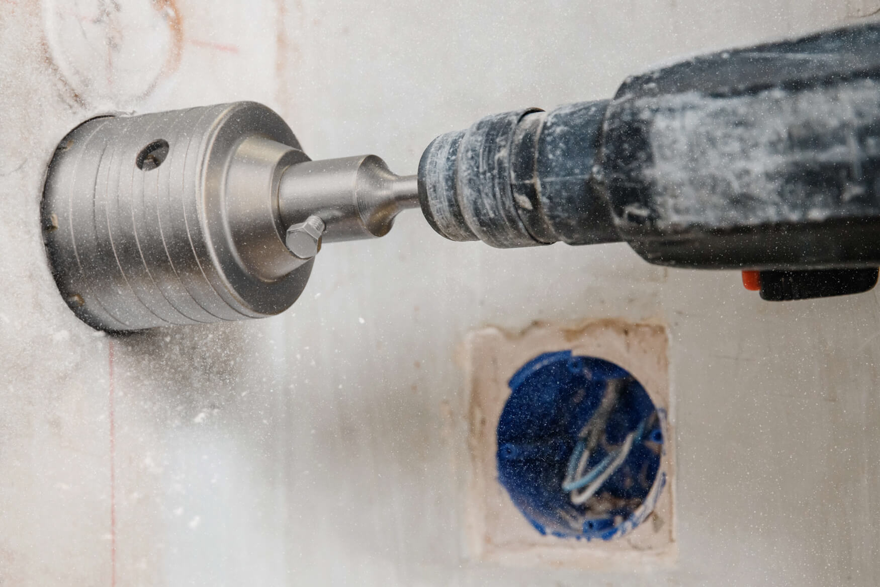 Eine Bohrkrone bohrt mühelos ein sauberes Loch in die Wand für die Installation einer Steckdose. Unsere Fotografie stellt das Produkt in seiner optimalen Anwendungsumgebung dar und hilft Ihnen, Ihre Produkte effektiv zu vermarkten und Ihren Umsatz zu steigern.