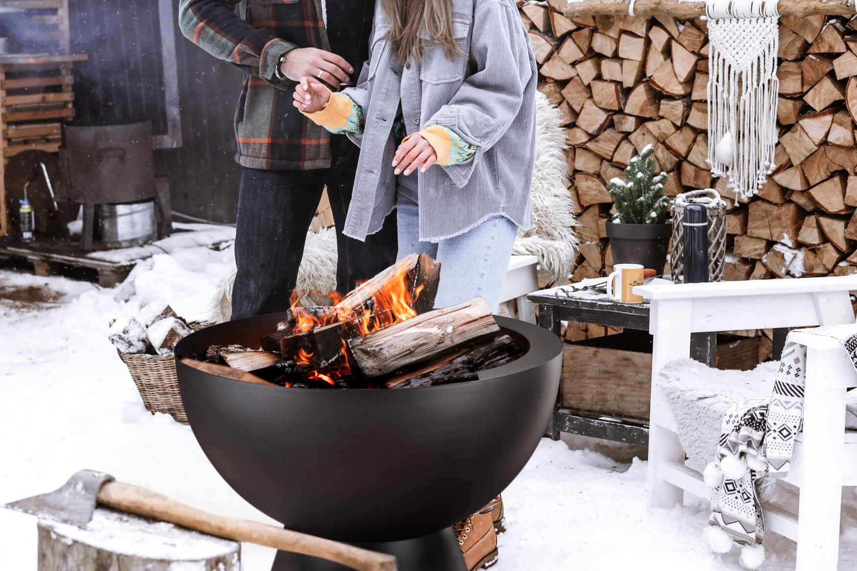 
Ein Paar steht eng umarmt vor einer stilvollen Feuerschale in mattem Schwarz. Sie halten sich an den Händen und genießen die Wärme der lodernden Flammen. Diese emotionale Szene vermittelt Geborgenheit und Zusammenhalt. Mit hochwertigen Composings wie diesem können Sie als Händler Ihre Produkte auf ansprechende Weise präsentieren und die Bindung zu Ihren Kunden stärken