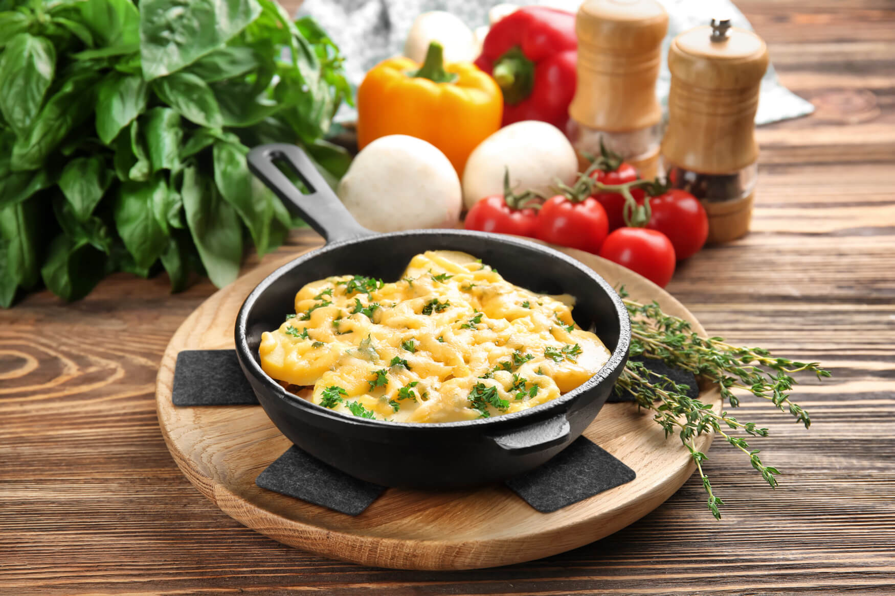 
Ein sternförmiger Pfannenuntersetzer bzw. Topfhalter aus schwarzem Filz, stilvoll präsentiert auf einer Küchenarbeitsfläche. Dieses Bild weckt Emotionen und verdeutlicht die vielfältigen Einsatzmöglichkeiten des Produkts, was unseren Kunden hilft, ihre Produkte erfolgreich zu vermarkten und den Umsatz zu steigern