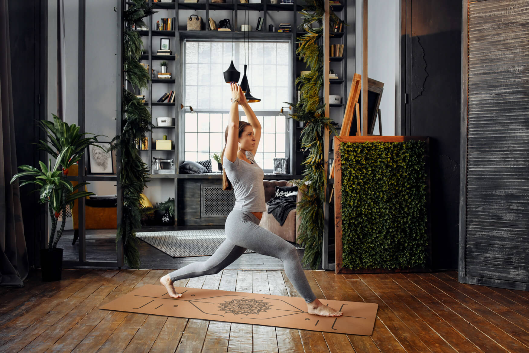 Eine junge Frau praktiziert Yoga auf einer stilvollen Kork-Yogamatte in einer ansprechenden Wohnung mit warmem Holzboden. Unsere hochwertigen Fotos helfen unseren Kunden, ihre Produkte ansprechend zu präsentieren und ihre Kunden zu begeistern, um den Umsatz zu steigern