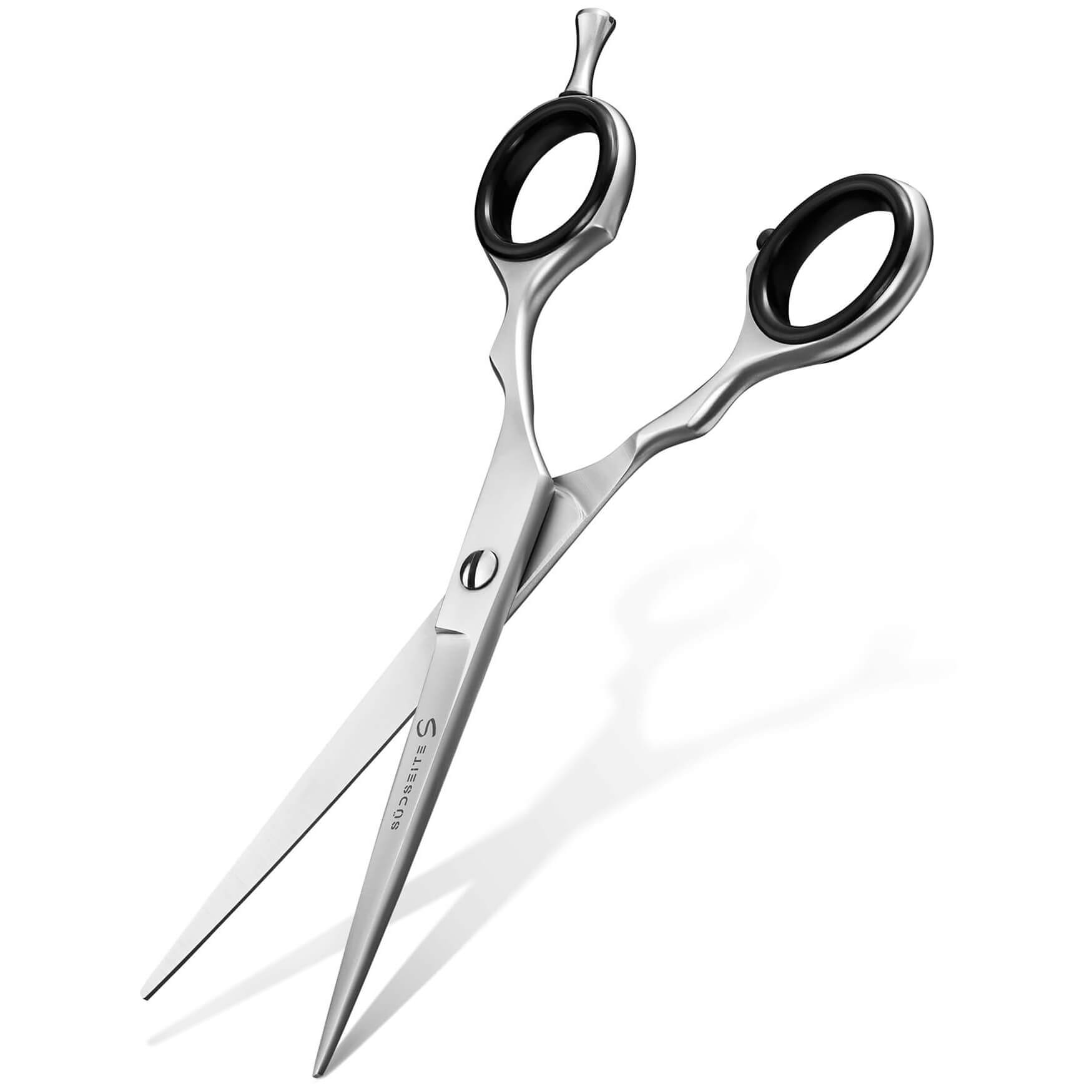 Ein beeindruckendes Produktfoto einer hochwertigen Edelstahl-Frisörschere, präsentiert in dynamischer Perspektive mit Schatten. Unsere Produktfotografie hebt die Qualität und Schärfe dieser professionellen Schere hervor, die für präzise Schnitte und perfekte Ergebnisse sorgt.