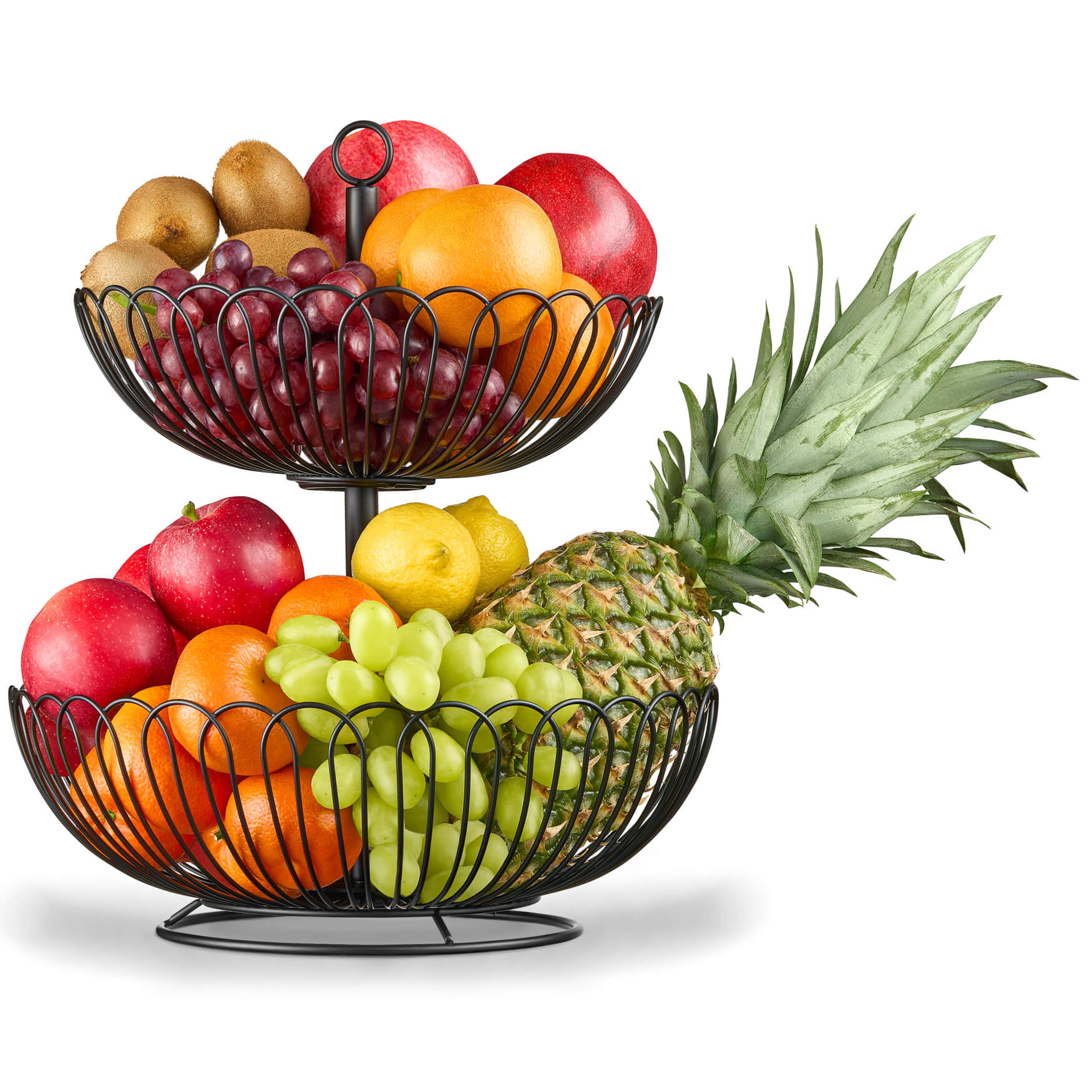 Ein stilvoller Draht-Obstkorb, meisterhaft arrangiert und von unseren Werbefotografen inszeniert. Die lebendigen Farben der sonnengereiften Früchte – von knackigen Äpfeln bis zu süßen Trauben – verleihen dem Bild eine sinnliche Eleganz. Der Korb selbst, aus schwarzem Draht gefertigt, fängt das Licht ein und betont die Ästhetik des Arrangements. Ein visuelles Fest für die Sinne, das den Betrachter in die Welt der Frische und des Geschmacks entführt